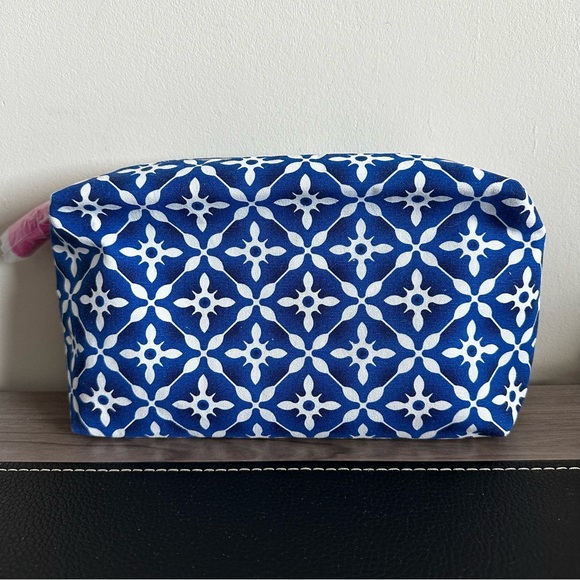 Estée Lauder Paisley Cometic Bags - Picture 5 of 6